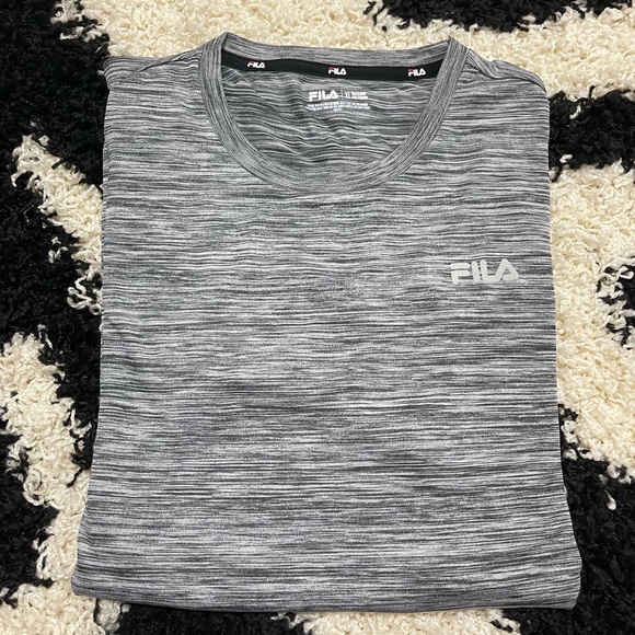 NWT Men’s Size Small Fila Short Sleeve Quick Dry Logo Print Tee In Rainfall Grey - Picture 9 of 9
